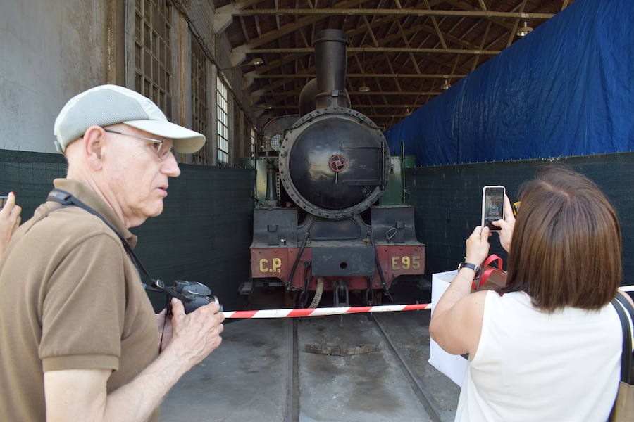 La última estación de este recorrido está situada en la humeante E95. Una locomotora de película. Esta máquina de vapor no prestó servicio en Valencia, pero de igual menera, forma parte de la historia cultural valenciana gracias a su participación en el rodaje de la película 'Blasco Ibáñez, la novela de su vida' (Berlanga 1997) y la serie de 'Entre naranjos' (Molina, 1998), donde se pueden ver imágenes por las líneas del Trenet de la Marina. 