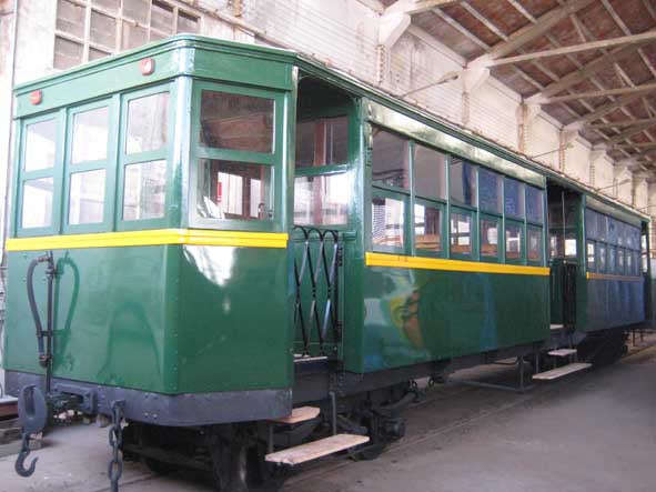 Otra de las novedades de las rutas de 2018 es este coche remolque 53 construido en 1922. "El Zaragozano", también conocido como la jardinera por sus carecaterísticos balconcillos, se restauró en 2009 y cuenta con el aspecto, tanto en el interior como en el exterior, de sus últimos años de circulación, cuando formaba parte de la flota de materal móvil de FEVE. 