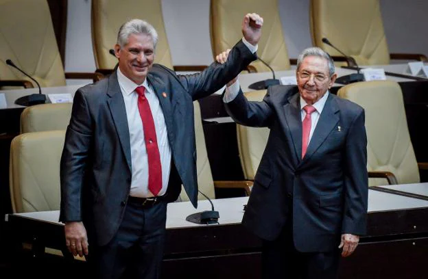 Raúl Castro levanta el brazo del nuevo presidente cubano, Miguel Díaz-Canel, nombrado formalmente ayer en la Asamblea Nacional. 
