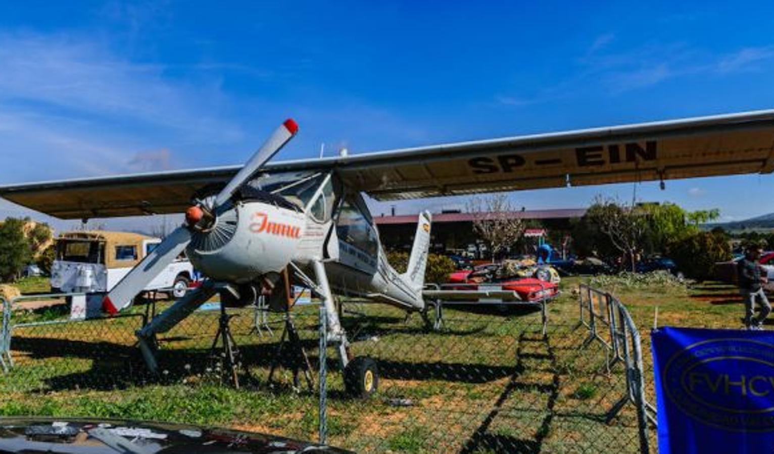 El club Horta Classics realizó el pasado fin de semana el V Encuentro de Amigos del Motor Clásico en el Aeródromo de Requena, en colaboración con Aeródromo de Requena y Club Aéreo Valencia, y la Fundación Aérea de la Comunidad Valenciana. Una colección de coches espectaculares con un mínimo de 25 años de antigüedad, donde el Fiat Topolin de 1941 encabezó la lista. 