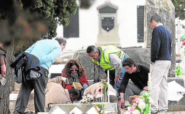 Exhumación en el cementerio de Castellón por una investigación de niños robados.