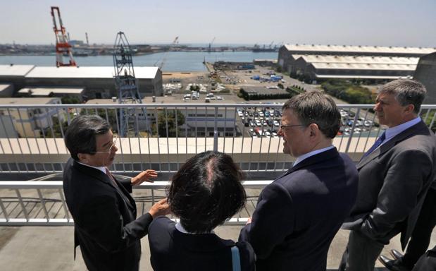 Ximo Puig, junto a directivos japoneses. 