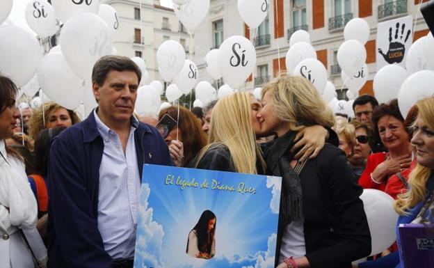 Juan Carlos Quer (i) y Diana López Pinel (d), padres de Diana Quer, junto a su hija Valeria (c), han encabezado hoy la manifestación en la Puerta del Sol de Madrid .