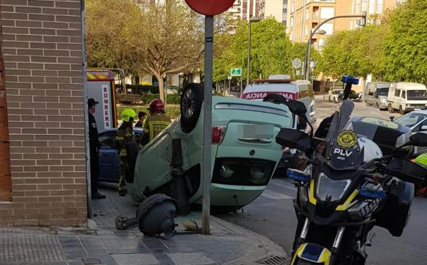 Un coche vuelca en un aparatoso accidente en Valencia