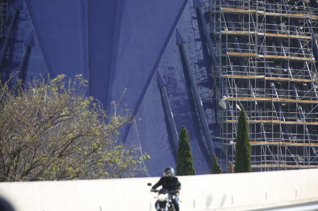 El trencadís ya brilla en la cubierta del Ágora de la Ciudad de las Artes y las Ciencias. 