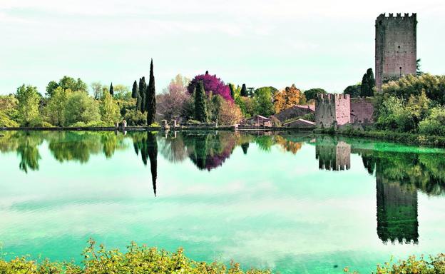 Imagen principal - Ubicado entre las ruinas de la antigua ciudad medieval de Ninfa, en este espacio de singular belleza los árboles aceleran su crecimiento debido a sus particularidades climáticas.