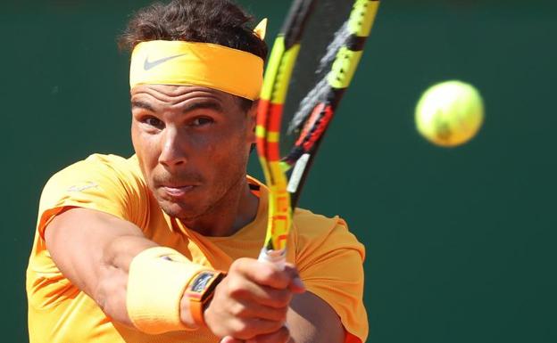 Rafa Nadal golpea la bola. 