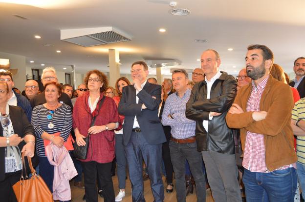 Puig, entre Juana Serna y José Chulvi, ayer en Alicante. 