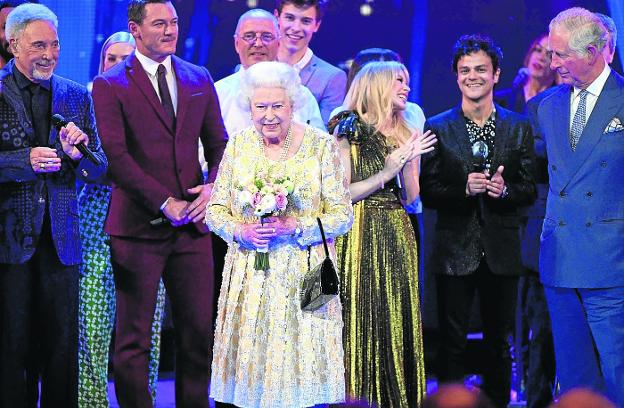 La soberana británica sonríe a la audiencia en presencia del príncipe Carlos, Kylie Minogue, Jammie Cullum y Tom Jones. 