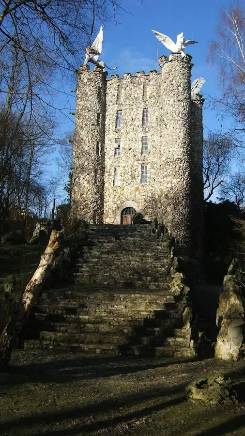 Torre de Eben-Ezer (Lieja, Bélgica) | Una torre de 33 metros construida en los años 60, con cuatro esculturas que hacen referencia al apocalipsis construida por un hombre apasionado por la Biblia, Robert Garcet. Un dato anecdótico que se aprecia en las alusiones a las sagradas escrituras en el edificio, en el que además se rumorea que hay un laberinto subterráneo de 33 metros repleto de tesoros. 