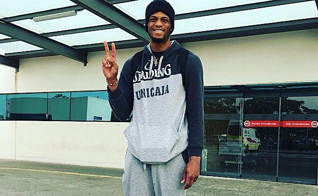 Jeff Brooks en la entrada del Hospital La Fe de Valencia.