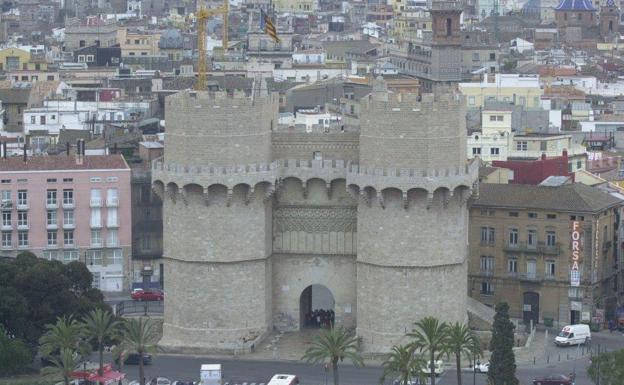 Imagen principal - El portal de Serranos en la actualidad, el Portal del Real en una foto de época y el portal de Quart.