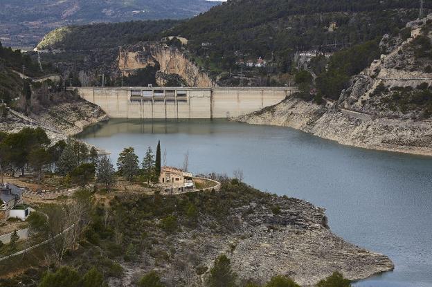 Canal que comunica el embalse de Entrepeñas con el de Buendía. 