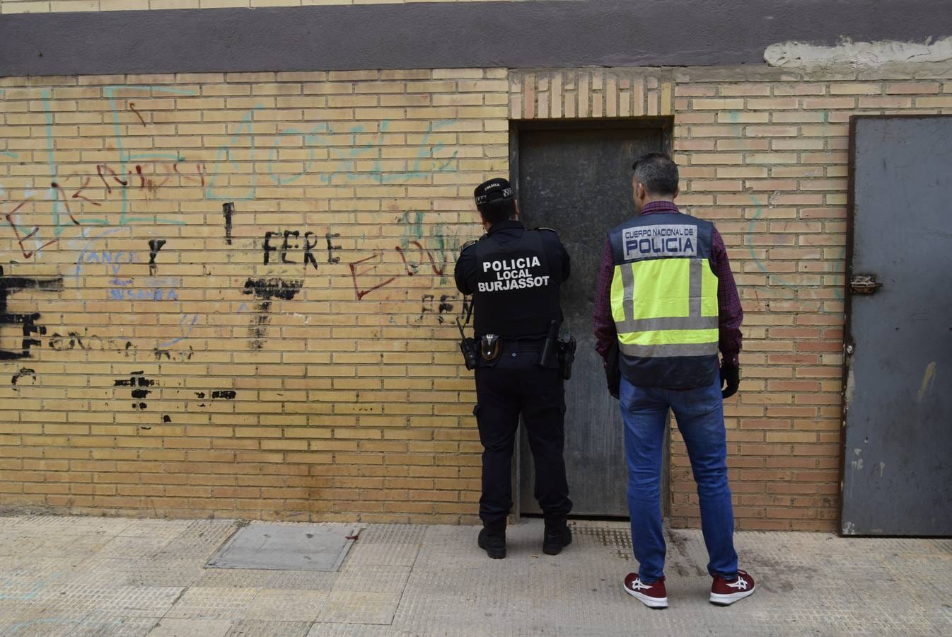 Un amplio despliegue policial en la zona de los bloques de las 613 viviendas de Burjassot se ha incuatado de 50 gallos de peleas. UNas 20 personas han sido identificadas.