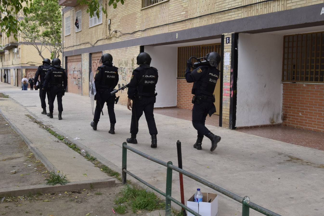 Un amplio despliegue policial en la zona de los bloques de las 613 viviendas de Burjassot se ha incuatado de 50 gallos de peleas. UNas 20 personas han sido identificadas.