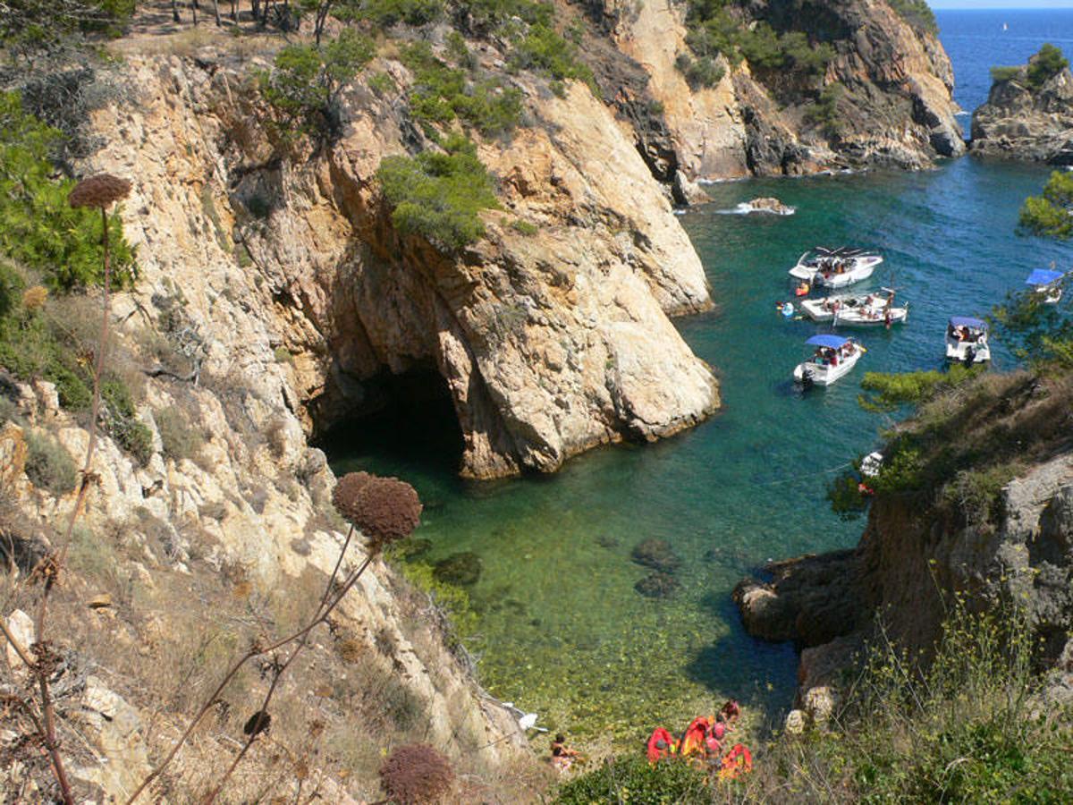 Cala Foradada (Vinaròs). Una de las calas de la provincia de Castellón más visitadas. Su nombre es debido a una roca que sale del mar y que está agujereada. De aguas tranquilas y transparentes, es el lugar perfecto para disfrutar de la flora y fauna de la zona. Además, ofrece una gran variedad de restaurantes para disfrutar de su espectacular gastronomía.