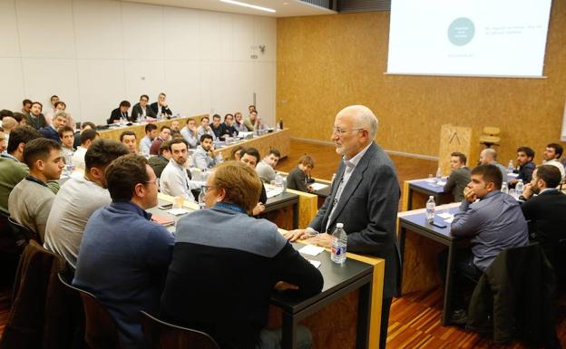 Juan Roig conversa con los emprendedores de Lanzadera.