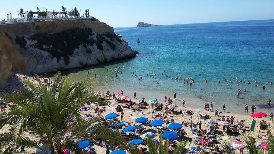 "Buenos recuerdos" | Con Benidorm, la periodista tiene "una relación amor-odio". Amor, dice, "por todos los veranos de infancia y adolescencia, por los buenos recuerdos, por mi primer beso, por las primeras juergas, por las horas de baño, por la calidad de sus playas, por su ambientazo todo el año..." Y 'odio', "porque siempre que voy no se puede aparcar, porque en verano la playa está abarrotada, porque el casco antiguo no está nada cuidado y sus calles suelen estar bastante sucias", denuncia. Pero si hay algo que tiene enamorada a Ferre es "mi" playa del Mal Pas, "¡que no me la toquen!".