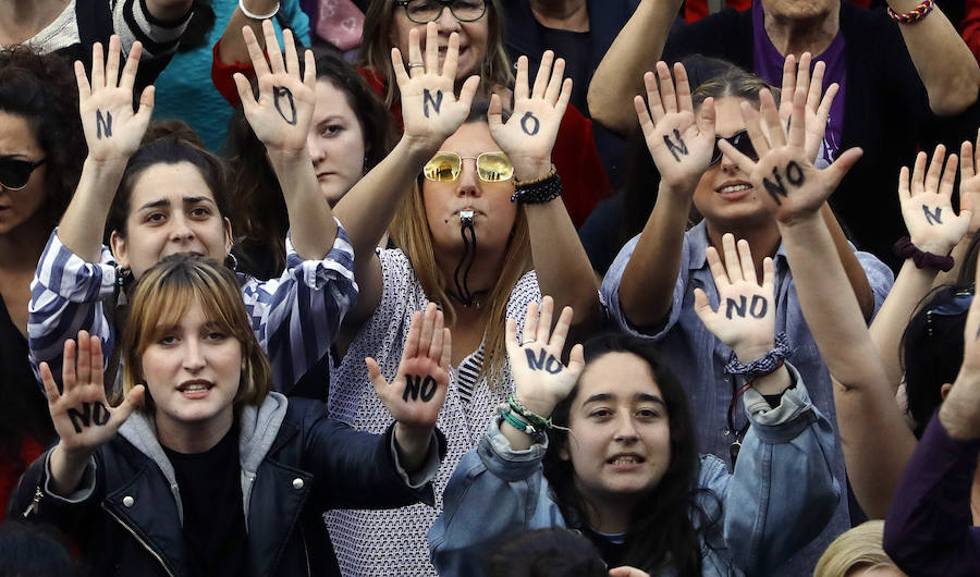 Fotos: Concentración en Valencia contra la sentencia a &#039;La Manada&#039;