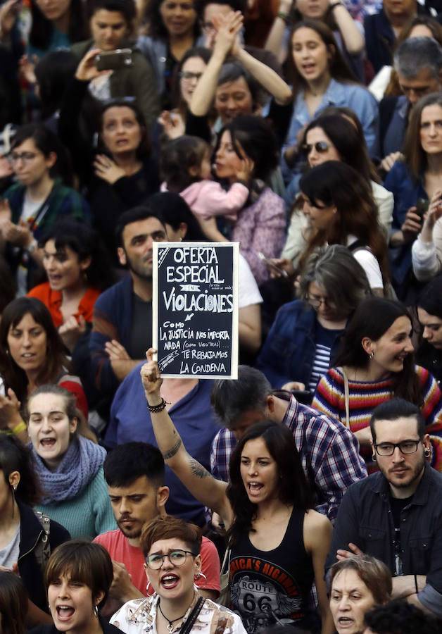 Fotos: Concentración en Valencia contra la sentencia a &#039;La Manada&#039;