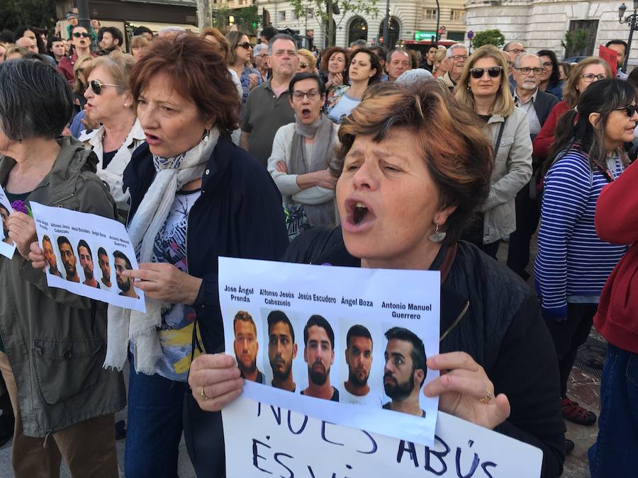 Fotos: Concentración en Valencia contra la sentencia a &#039;La Manada&#039;