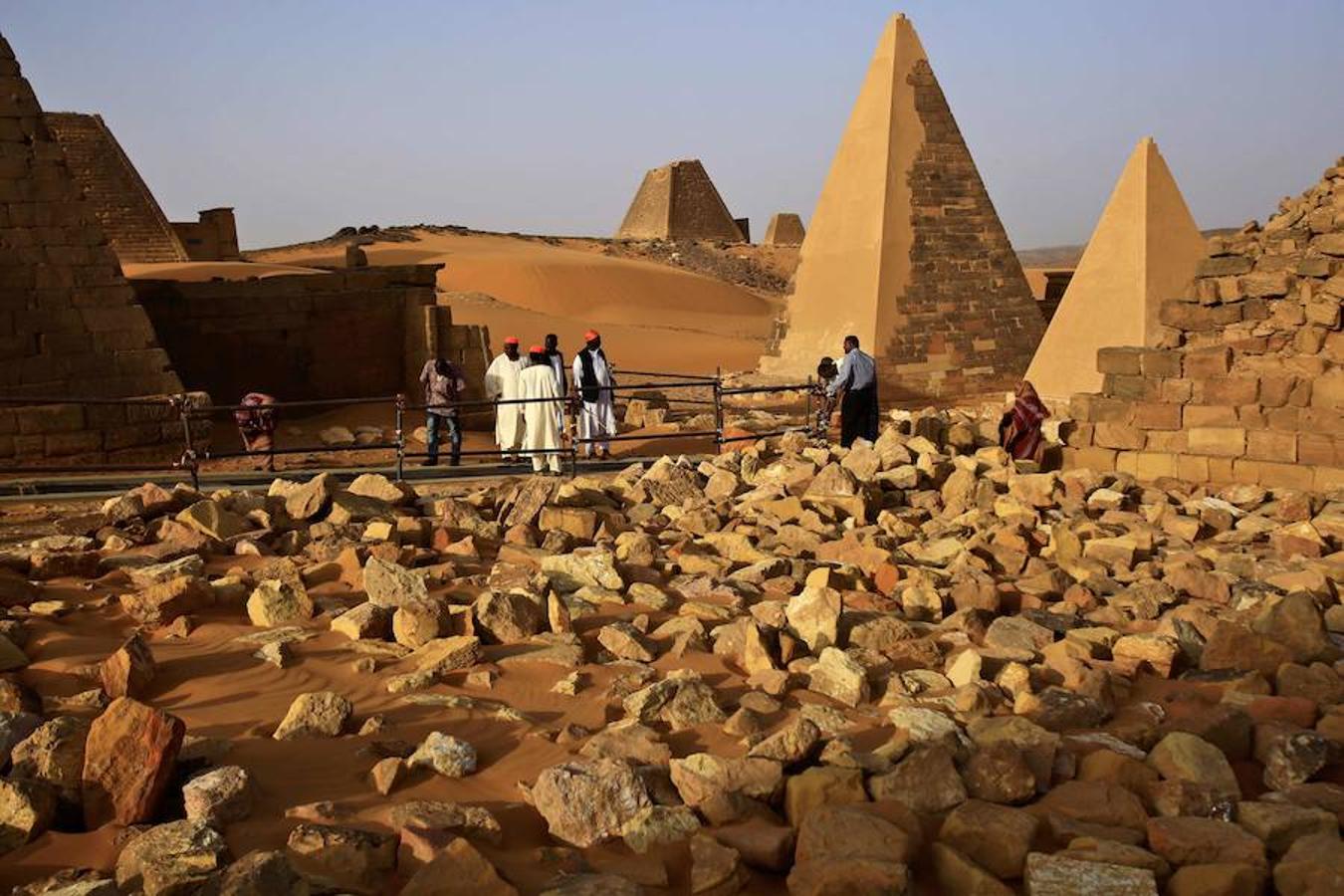 Egipto no es el país con más pirámides. Ese privilegio le corresponde a la cultura Nubia o kushita, verdadero reino de estas construcciones situado en el actual Sudán, que cuenta con más de 250. Solamente en Meroe, capital de esta antigua civilización que convivió con egipcios y romanos, se contabilizan decenas de ellas. En comparación con las egipcias, las pirámides de Sudán -también monumentos funerarios- tienen dimensiones más reducidas, pero no menos belleza o valor histórico. Sudán es un país poco conocido y nada fácil de visitar. Los trámites burocráticos son muchos y el número de turistas escaso. Las pirámides de Meroe fueron declaradas Patrimonio Mundial de la Unesco en 2011. Se trata de un paraíso para arqueólogos y para los viajeros más osados.