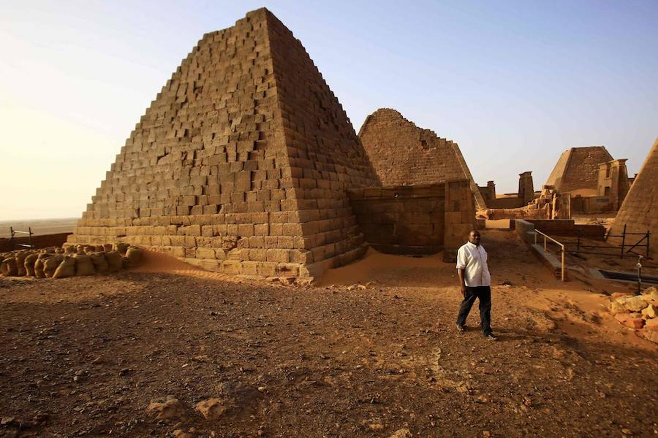 Egipto no es el país con más pirámides. Ese privilegio le corresponde a la cultura Nubia o kushita, verdadero reino de estas construcciones situado en el actual Sudán, que cuenta con más de 250. Solamente en Meroe, capital de esta antigua civilización que convivió con egipcios y romanos, se contabilizan decenas de ellas. En comparación con las egipcias, las pirámides de Sudán -también monumentos funerarios- tienen dimensiones más reducidas, pero no menos belleza o valor histórico. Sudán es un país poco conocido y nada fácil de visitar. Los trámites burocráticos son muchos y el número de turistas escaso. Las pirámides de Meroe fueron declaradas Patrimonio Mundial de la Unesco en 2011. Se trata de un paraíso para arqueólogos y para los viajeros más osados.