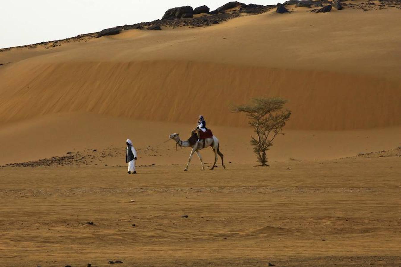 Egipto no es el país con más pirámides. Ese privilegio le corresponde a la cultura Nubia o kushita, verdadero reino de estas construcciones situado en el actual Sudán, que cuenta con más de 250. Solamente en Meroe, capital de esta antigua civilización que convivió con egipcios y romanos, se contabilizan decenas de ellas. En comparación con las egipcias, las pirámides de Sudán -también monumentos funerarios- tienen dimensiones más reducidas, pero no menos belleza o valor histórico. Sudán es un país poco conocido y nada fácil de visitar. Los trámites burocráticos son muchos y el número de turistas escaso. Las pirámides de Meroe fueron declaradas Patrimonio Mundial de la Unesco en 2011. Se trata de un paraíso para arqueólogos y para los viajeros más osados.