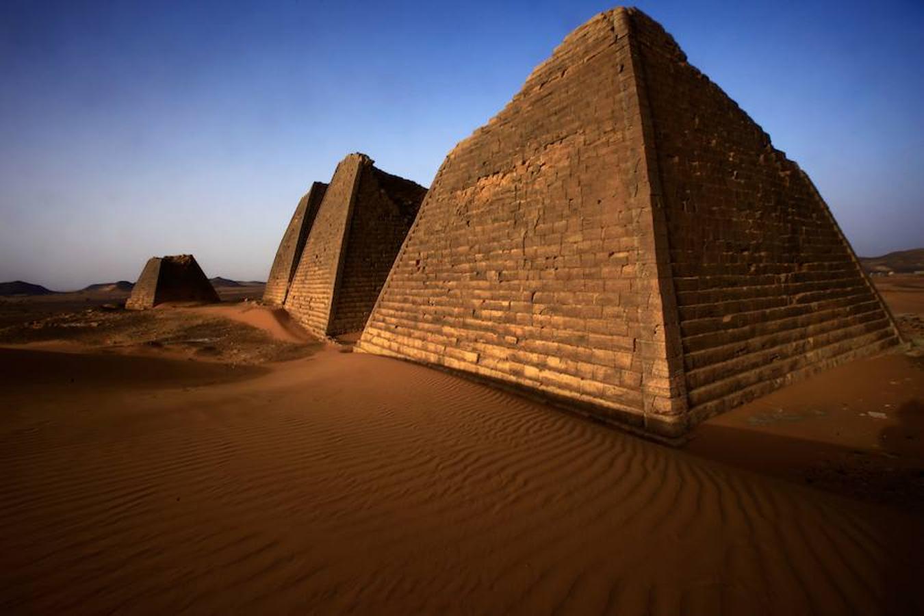 Egipto no es el país con más pirámides. Ese privilegio le corresponde a la cultura Nubia o kushita, verdadero reino de estas construcciones situado en el actual Sudán, que cuenta con más de 250. Solamente en Meroe, capital de esta antigua civilización que convivió con egipcios y romanos, se contabilizan decenas de ellas. En comparación con las egipcias, las pirámides de Sudán -también monumentos funerarios- tienen dimensiones más reducidas, pero no menos belleza o valor histórico. Sudán es un país poco conocido y nada fácil de visitar. Los trámites burocráticos son muchos y el número de turistas escaso. Las pirámides de Meroe fueron declaradas Patrimonio Mundial de la Unesco en 2011. Se trata de un paraíso para arqueólogos y para los viajeros más osados.