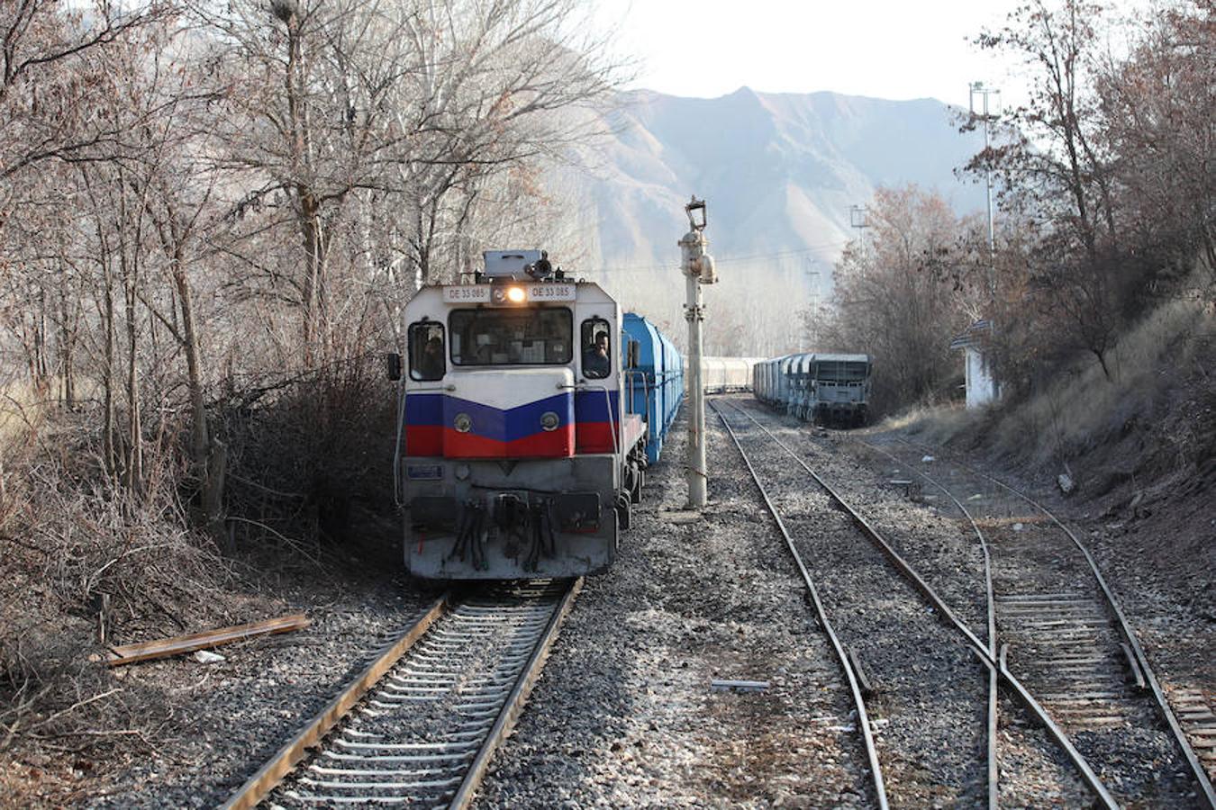 Por que ¿quién querría viajar en un tren durante 24 horas para recorrer 1,365 kilómetros, en vez de coger un simple vuelo de poco más de una hora? Eso sí, su precio era toda una ventaja: tan solo diez euros (45 liras) por el recorrido.