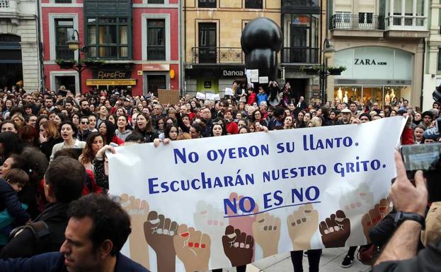 Miles de personas protestan en Oviedo contra la sentencia de La Manada por abusos sexuales. 