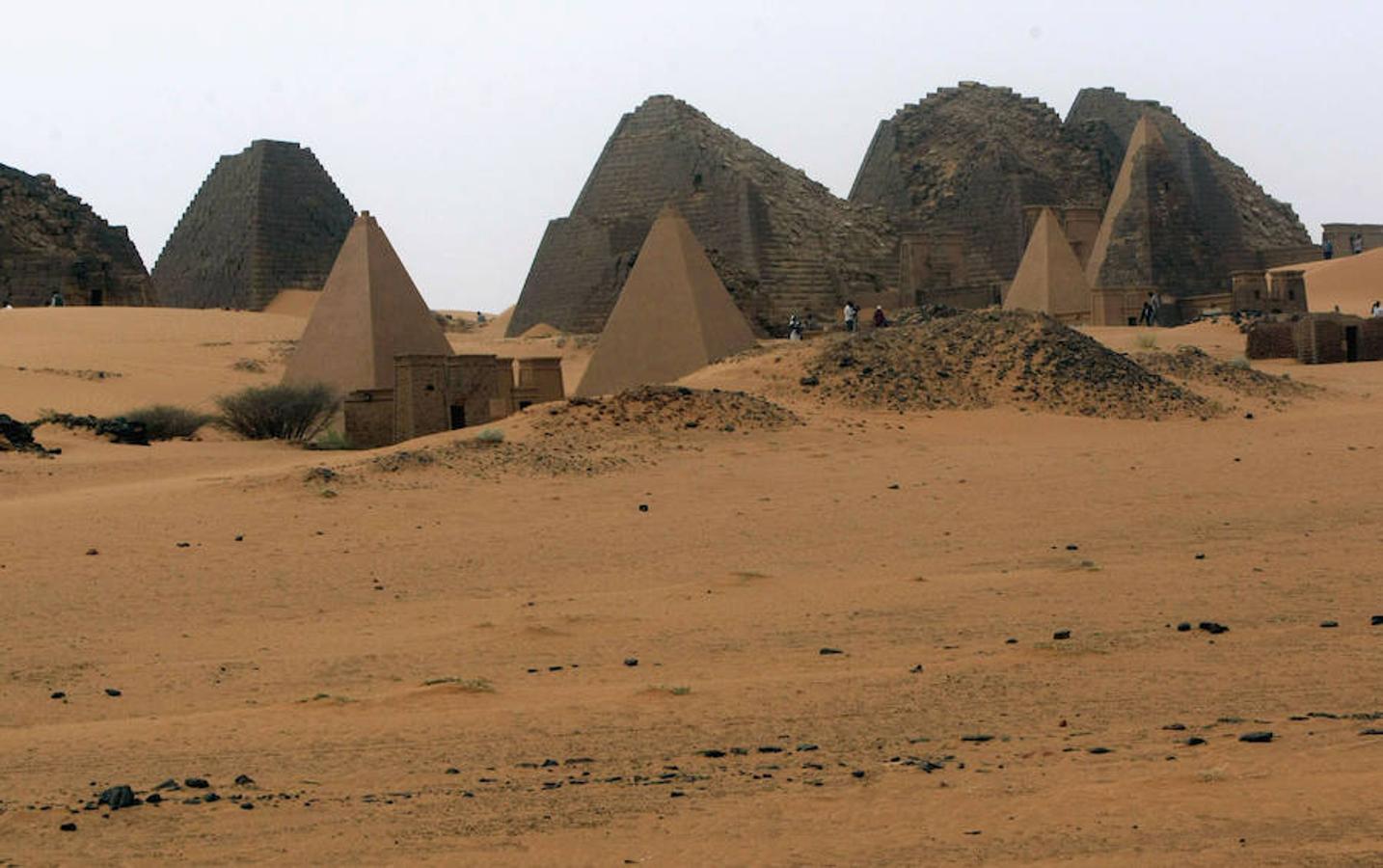 Egipto no es el país con más pirámides. Ese privilegio le corresponde a la cultura Nubia o kushita, verdadero reino de estas construcciones situado en el actual Sudán, que cuenta con más de 250. Solamente en Meroe, capital de esta antigua civilización que convivió con egipcios y romanos, se contabilizan decenas de ellas. En comparación con las egipcias, las pirámides de Sudán -también monumentos funerarios- tienen dimensiones más reducidas, pero no menos belleza o valor histórico. Sudán es un país poco conocido y nada fácil de visitar. Los trámites burocráticos son muchos y el número de turistas escaso. Las pirámides de Meroe fueron declaradas Patrimonio Mundial de la Unesco en 2011. Se trata de un paraíso para arqueólogos y para los viajeros más osados.