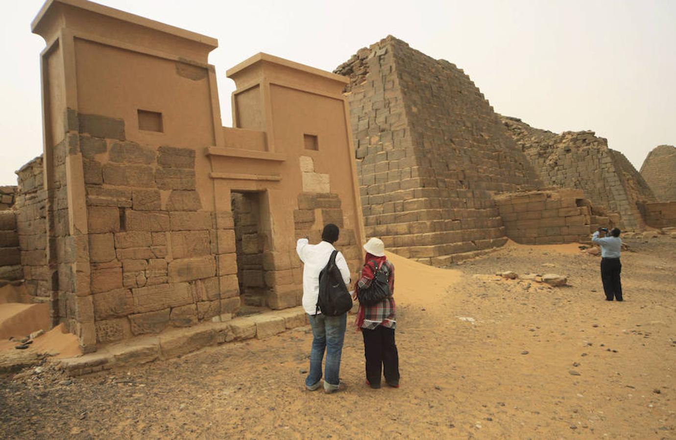 Egipto no es el país con más pirámides. Ese privilegio le corresponde a la cultura Nubia o kushita, verdadero reino de estas construcciones situado en el actual Sudán, que cuenta con más de 250. Solamente en Meroe, capital de esta antigua civilización que convivió con egipcios y romanos, se contabilizan decenas de ellas. En comparación con las egipcias, las pirámides de Sudán -también monumentos funerarios- tienen dimensiones más reducidas, pero no menos belleza o valor histórico. Sudán es un país poco conocido y nada fácil de visitar. Los trámites burocráticos son muchos y el número de turistas escaso. Las pirámides de Meroe fueron declaradas Patrimonio Mundial de la Unesco en 2011. Se trata de un paraíso para arqueólogos y para los viajeros más osados.