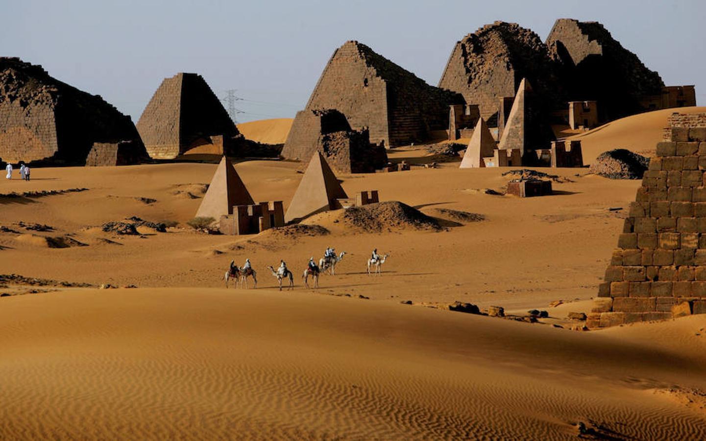 Egipto no es el país con más pirámides. Ese privilegio le corresponde a la cultura Nubia o kushita, verdadero reino de estas construcciones situado en el actual Sudán, que cuenta con más de 250. Solamente en Meroe, capital de esta antigua civilización que convivió con egipcios y romanos, se contabilizan decenas de ellas. En comparación con las egipcias, las pirámides de Sudán -también monumentos funerarios- tienen dimensiones más reducidas, pero no menos belleza o valor histórico. Sudán es un país poco conocido y nada fácil de visitar. Los trámites burocráticos son muchos y el número de turistas escaso. Las pirámides de Meroe fueron declaradas Patrimonio Mundial de la Unesco en 2011. Se trata de un paraíso para arqueólogos y para los viajeros más osados.