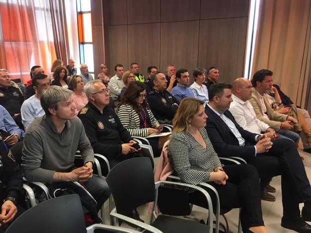 Los alcaldes y policías en la reunión informativa. 