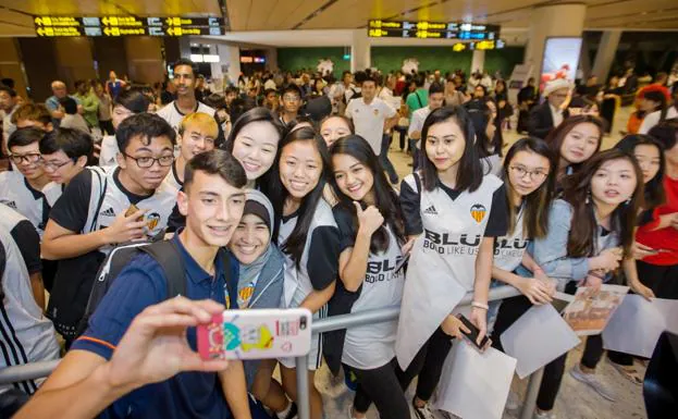 El equipo cadete del Valencia CF, recibido como famosos en Singapur