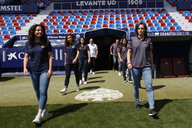 Jugadores y entrenadores del Valencia y el Levante salen del túnel de vestuarios. 