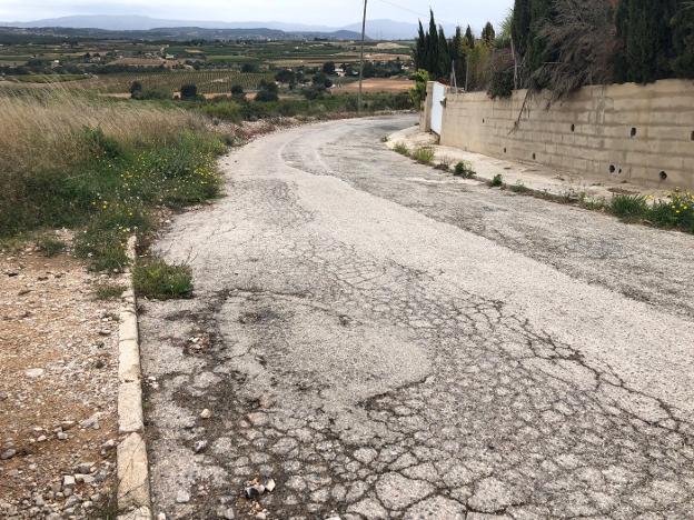 Una de las calles en mal estado de Cumbres de Calicanto. 