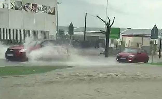 Carreteras inundadas en un polígono industrial de Ibi.