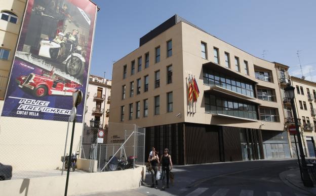 Retén de Bomberos y Policía Local de Ciutat Vella, ayer. 