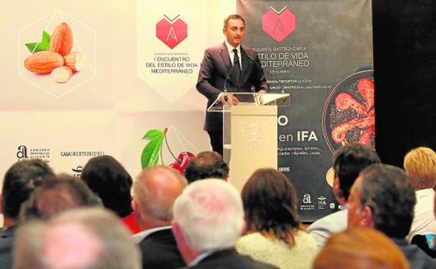 El presidente de la Diputación de Alicante, César Sánchez, durante la presentación de 'AlicanteGastronómica'.