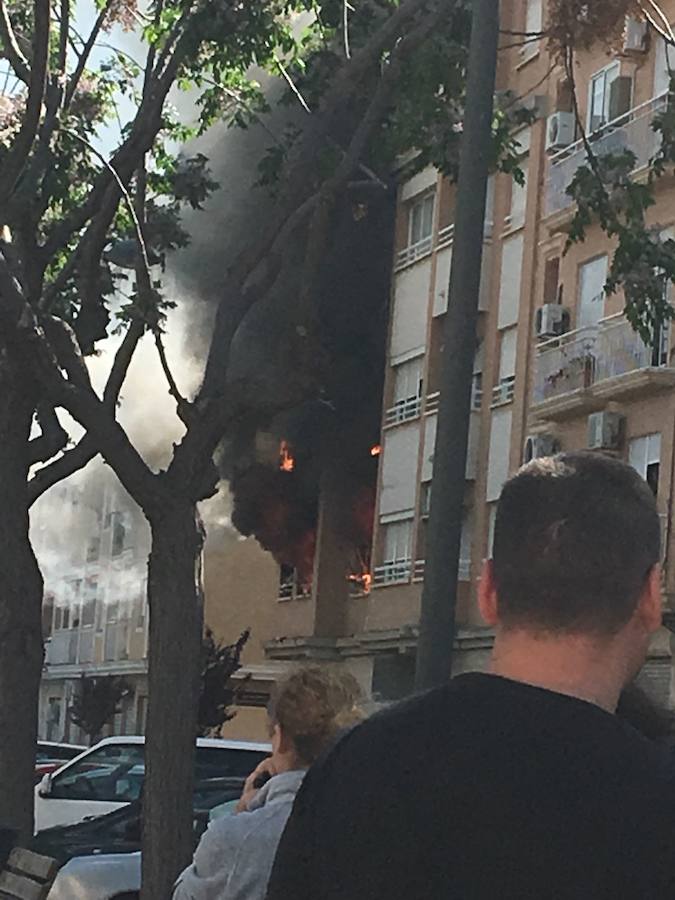 Fotos: Un incendio calcina una vivienda en Albal y obliga a desalojar a los vecinos