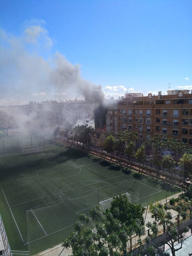 Fotos: Un incendio calcina una vivienda en Albal y obliga a desalojar a los vecinos