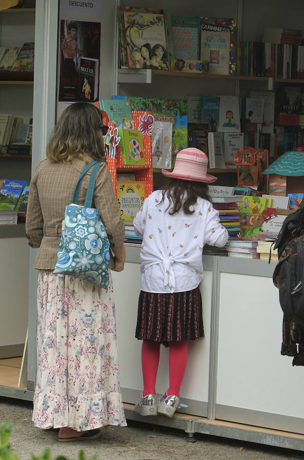 La Fira del Llibre, instalada hasta el próximo domingo en los Jardines de Viveros, vivió ayer su primer llenazo de esta edición, la número 53. Muchas personas se dejaron caer por la cita cultural, que atrajo a escritores como Vicente Molina Foix, Pilar Urbano y Guillermo Carnero. Para el día de hoy, los asistentes a la Fira tienen gran variedad de propuestas como la presentación del libro de Rafael Soler 'El último gin-tonic' o el de Dulcinea 'El día que sientas el latir de las estrellas', así como talleres y actividades para los más pequeños.