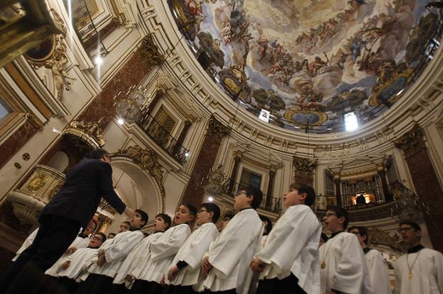  Basílica. La Escolanía en una misa en la Basílica. 