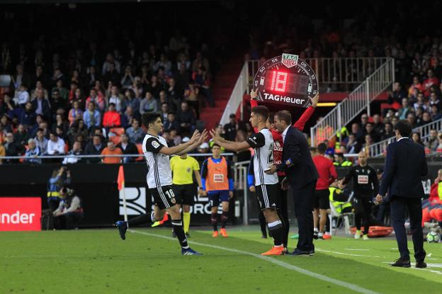 Carlos Soler sale del campo para dejar su sitio a Ferran Torres. 