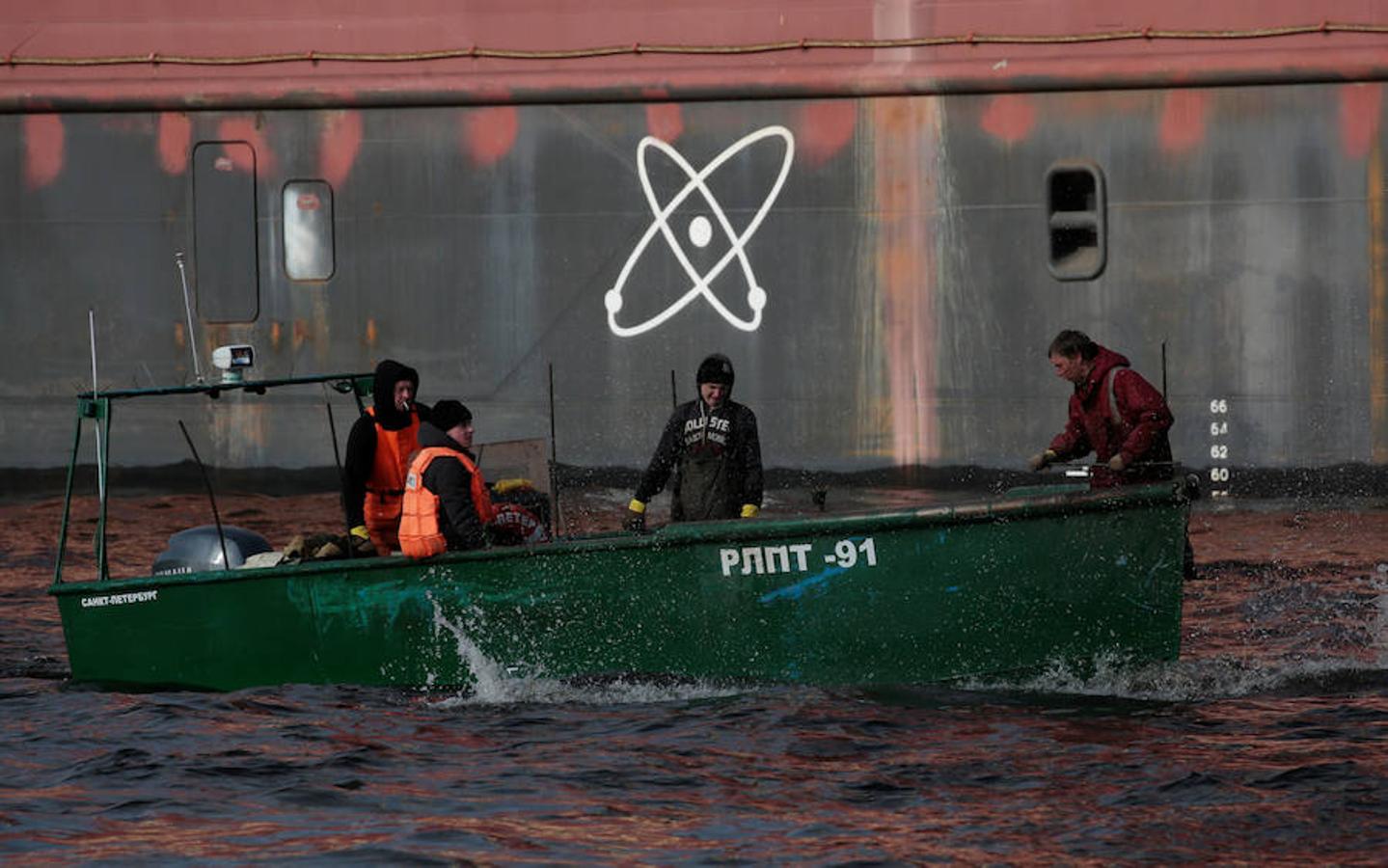 Organizaciones no gubernamentales defensoras del medio ambiente como Greenpeace y Bellona han manifestado su radical oposición a este proyecto. No han dudado en calificarlo de 'Titanic nuclear' y 'Chernóbil flotante'.