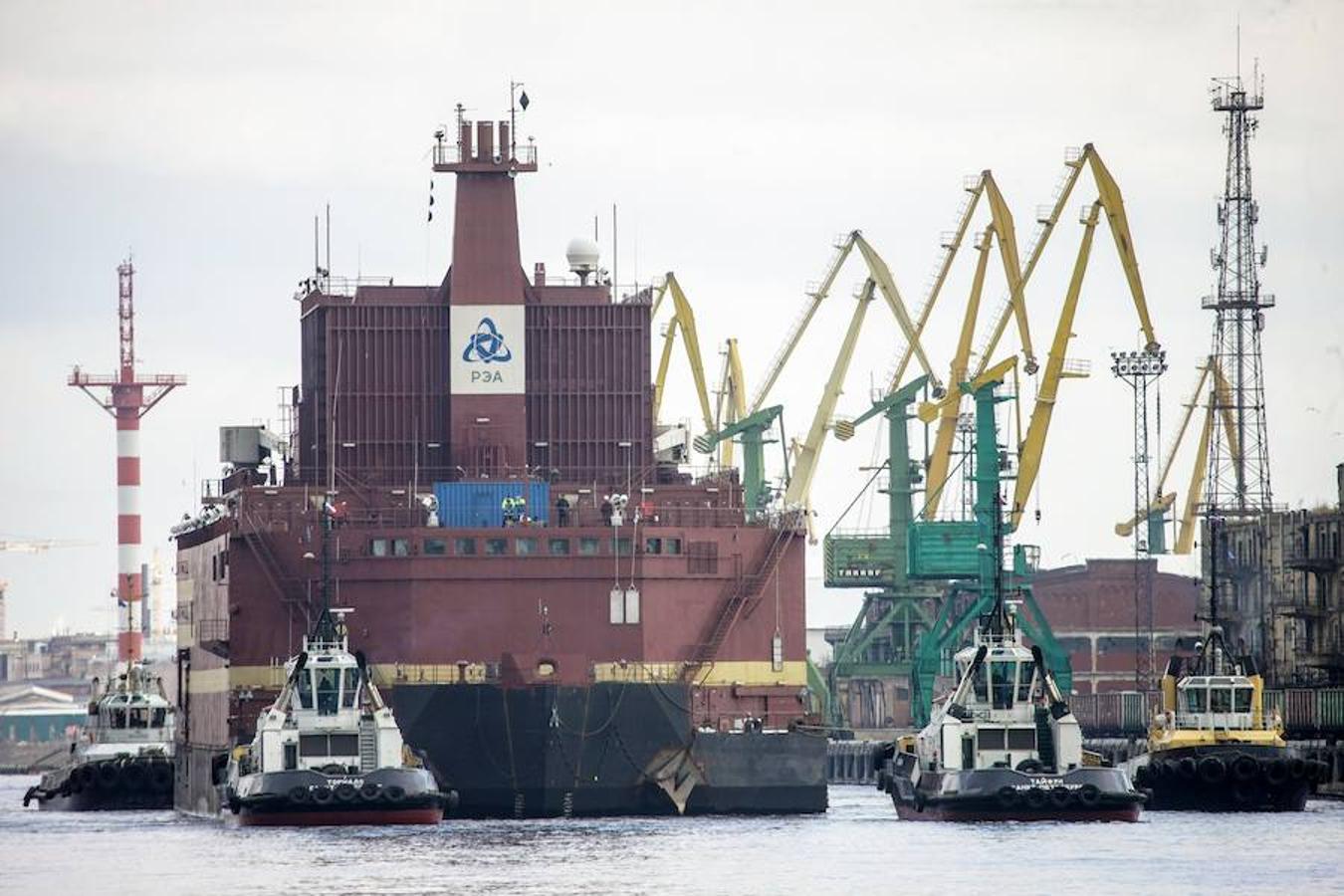 El sábado 28 de abril empezó su travesía desde el puerto de San Petersburgo, donde se construye desde 2007. Su destino inmediato es la ciudad de Múrmansk, donde se cargará con combustible nuclear. Después navegará hacia la ciudad de Pevek, a más de 4.000 kilómetros de distancia a través del océano Ártico.