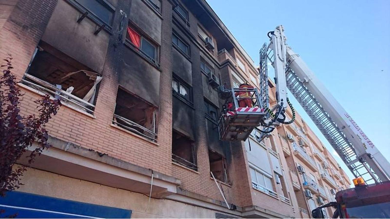 Fotos: Un incendio calcina una vivienda en Albal y obliga a desalojar a los vecinos