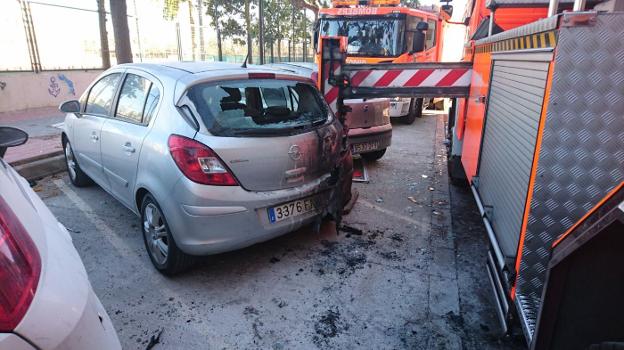 Uno de los coches que sufrió daños en el incendio. 